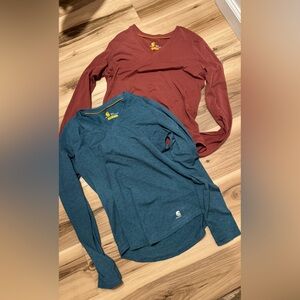 Carhartt Teal and Rust Layered Long Sleeve Tops set of 2 v neck t shirts size sm